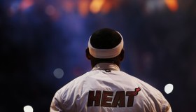 九游游戏中心-电竞之王跨界征服NBA？Doinb篮网比赛中爆冷问鼎冠军，全网炸锅！